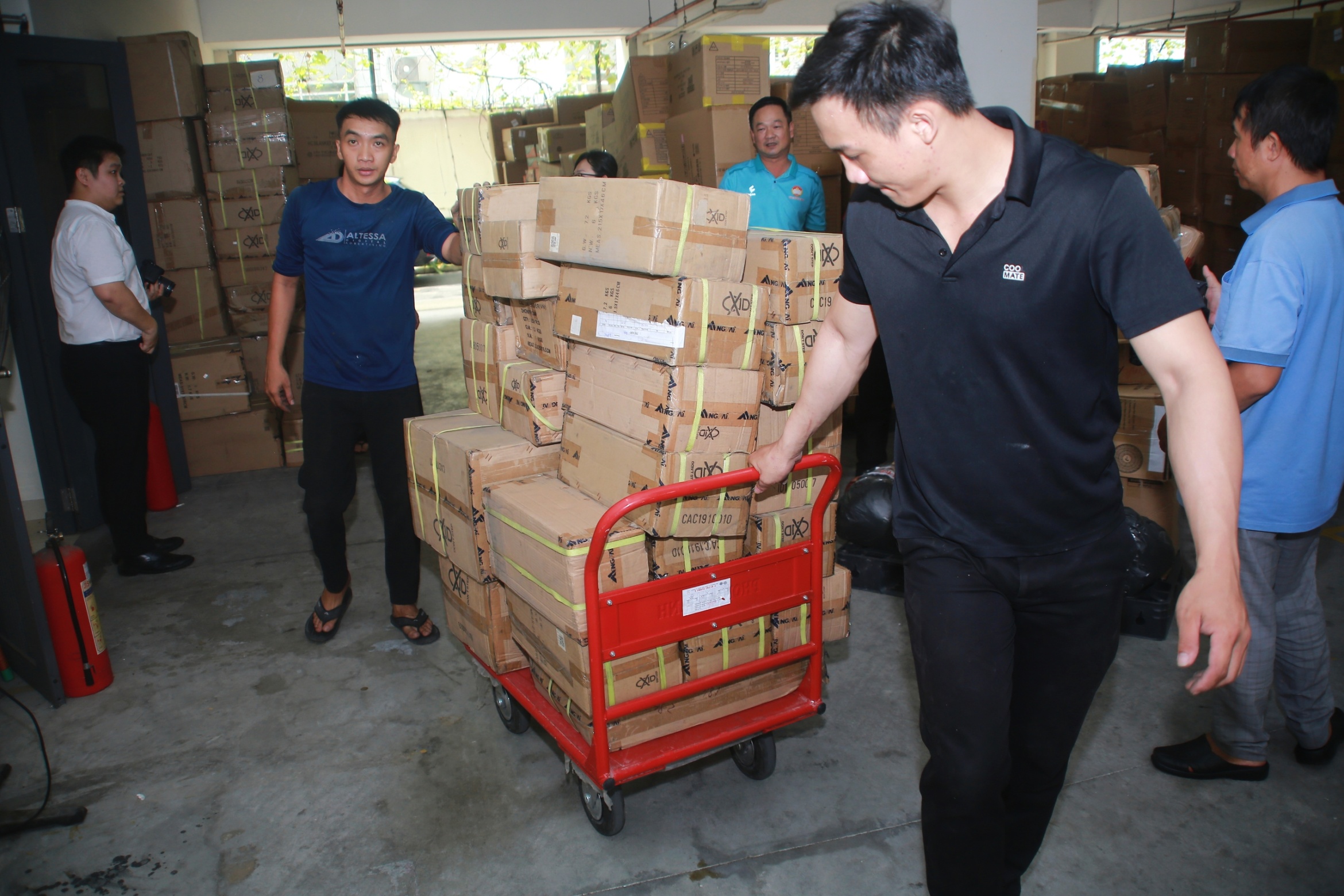 胡志明市向乂安省运送30吨物资支援洪涝灾民